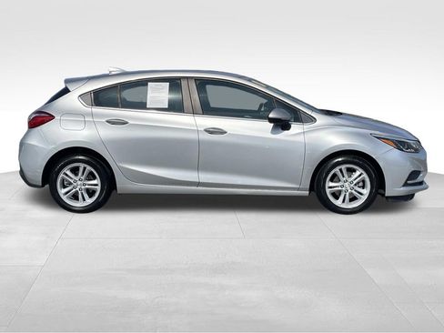 Used 2018 Chevrolet Cruze LT image 2