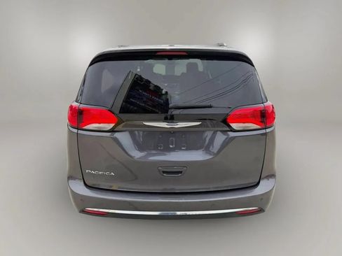 Used 2019 Chrysler Pacifica Touring-L FWD image 6