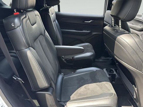 Used 2025 Jeep Grand Cherokee L Altitude AWD/4WD image 31