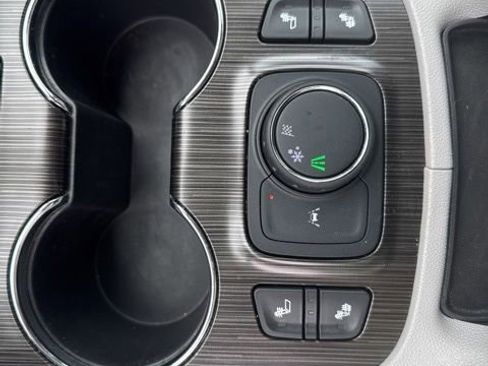 Used 2023 GMC Acadia SLT FWD image 24