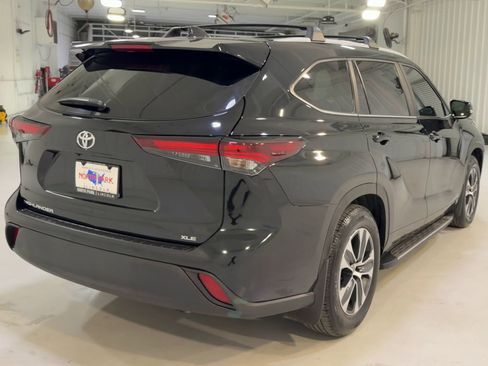 Used 2025 Toyota Highlander XLE image 9