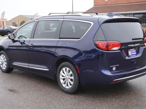 Used 2019 Chrysler Pacifica Touring-L image 3
