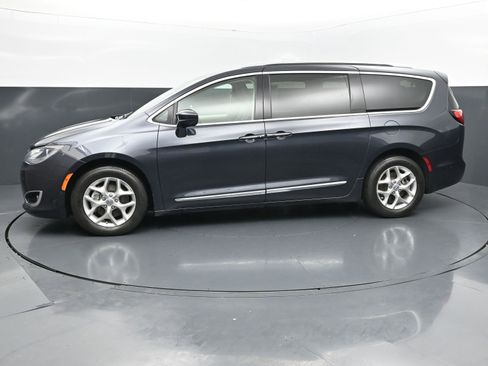 Used 2019 Chrysler Pacifica Touring-L Plus w/ Advanced Safetytec Group FWD image 2