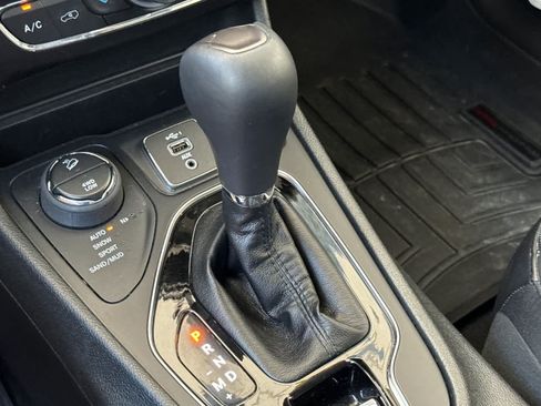 Used 2019 Jeep Cherokee Overland w/ Technology Group AWD/4WD image 23