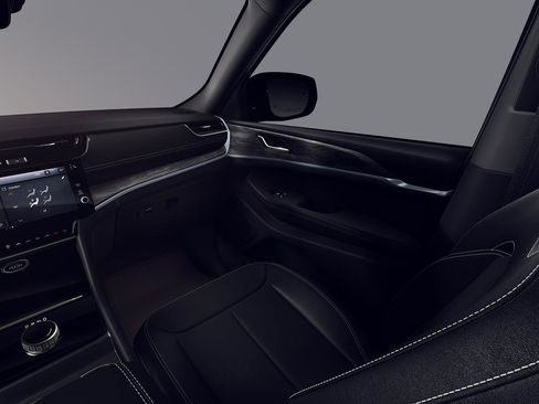 New 2026 Jeep Grand Cherokee Altitude image 7