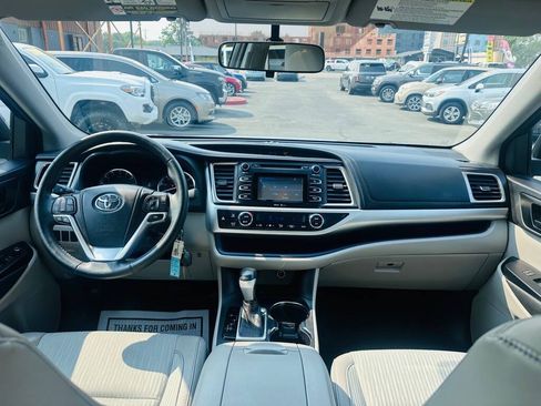 Used 2015 Toyota Highlander Plus FWD image 9