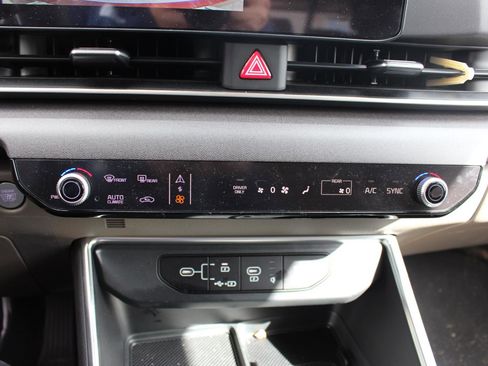 Certified 2026 Kia Carnival EX image 23