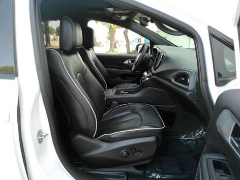 Used 2025 Chrysler Pacifica Limited FWD image 22
