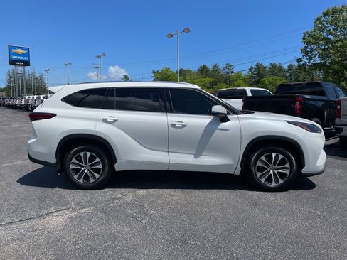 Used 2021 Toyota Highlander XLE AWD/4WD image 10