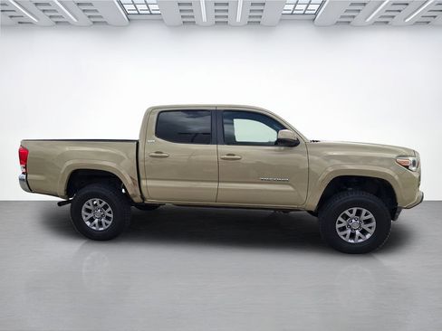 Used 2017 Toyota Tacoma SR5 w/ Tow Package AWD/4WD image 2