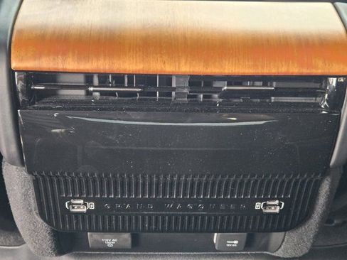 Used 2022 Jeep Grand Wagoneer Series III w/ Rear Seat Video Group 1 AWD/4WD image 36