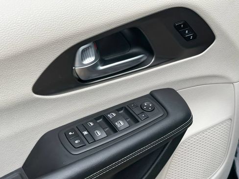 Used 2024 Chrysler Pacifica Touring-L FWD image 20