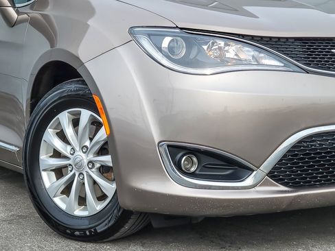 Used 2017 Chrysler Pacifica Touring-L image 3