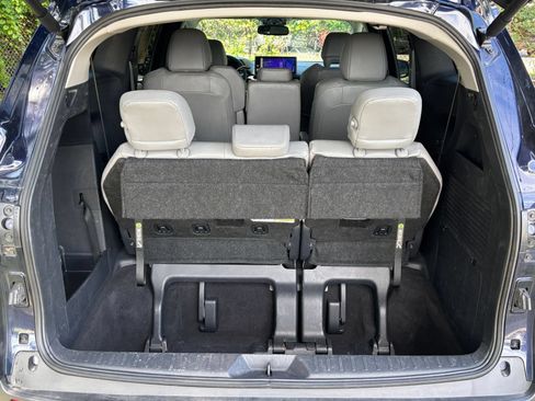 Used 2025 Toyota Sienna XLE FWD image 34