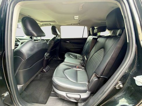 Used 2022 Toyota Highlander XLE AWD/4WD image 23