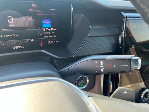 Used 2025 GMC Acadia Elevation image 29