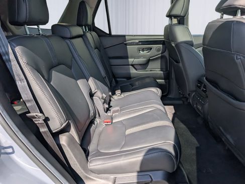 Certified 2025 Honda Pilot Touring image 10
