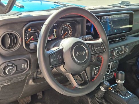 Used 2024 Jeep Wrangler Unlimited Rubicon AWD/4WD image 9