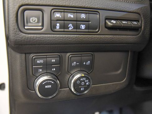 Used 2023 GMC Yukon XL Denali image 18