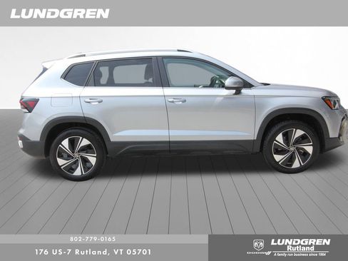 Used 2025 Volkswagen Taos SE image 2