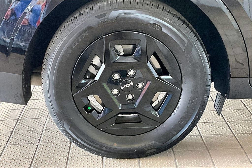 Used 2026 Kia Carnival FWD image 36