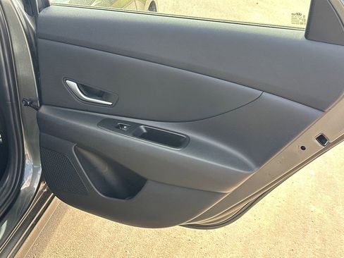 Used 2025 Hyundai Elantra SE image 16