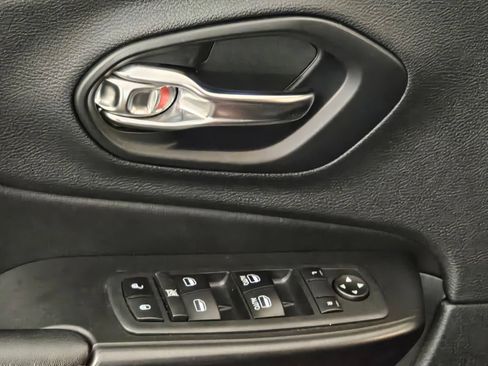 Used 2019 Jeep Cherokee Trailhawk w/ Cold Weather Group AWD/4WD image 20