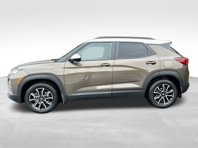 Used 2022 Chevrolet TrailBlazer ACTIV w/ Technology Package FWD image 2
