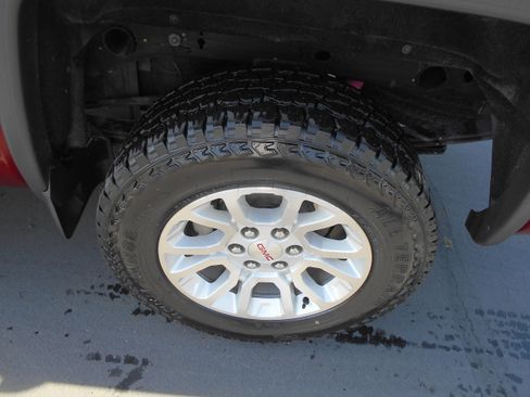 Used 2018 GMC Sierra 1500 SLT w/ All Terrain Package AWD/4WD image 7
