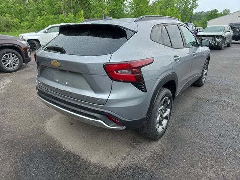 Used 2025 Chevrolet Trax LT w/ LT Convenience Package FWD image 2
