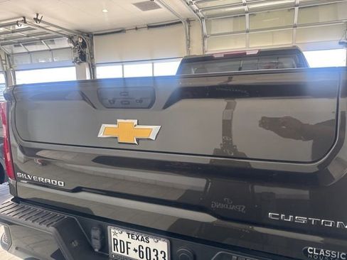 Used 2022 Chevrolet Silverado 2500 Custom w/ Custom Value Package image 19