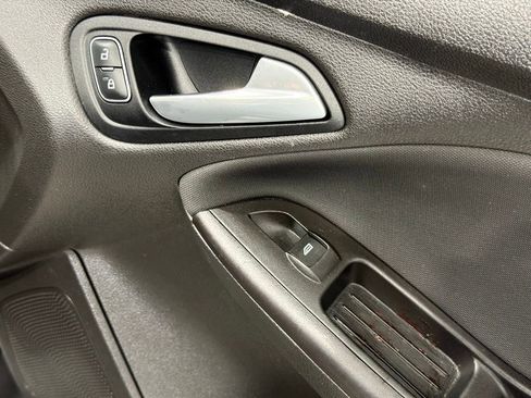 Used 2018 Ford Focus SE w/ SE Appearance Package image 21