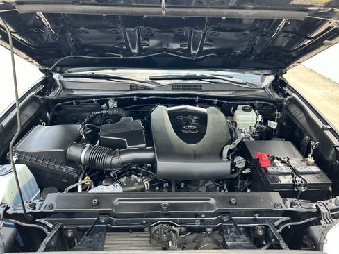 Used 2020 Toyota Tacoma TRD Off-Road AWD/4WD image 13