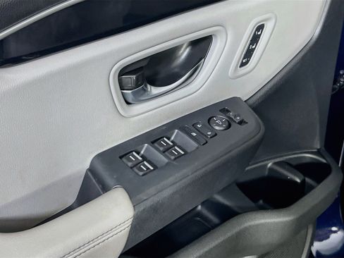 Used 2025 Honda Pilot Touring image 17