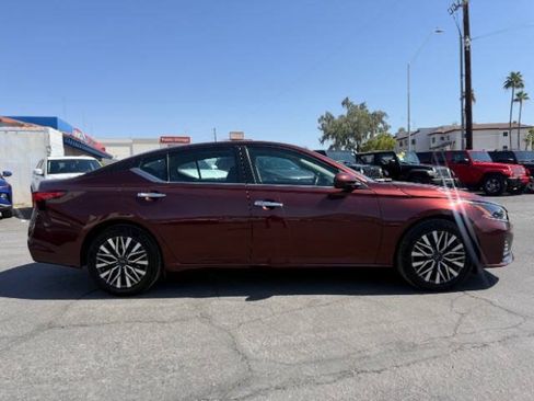 Used 2023 Nissan Altima 2.5 SV FWD image 2