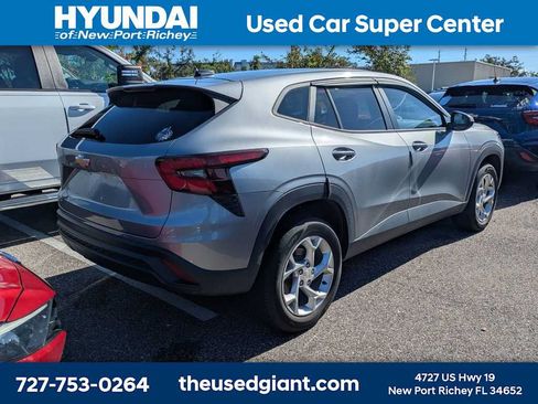 Used 2024 Chevrolet Trax LS w/ LS Convenience Package FWD image 2