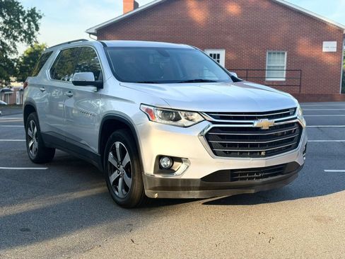 Used 2021 Chevrolet Traverse LT w/ LT Premium Package FWD image 8