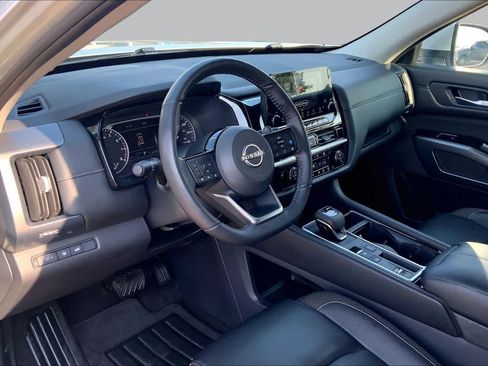 Used 2024 Nissan Pathfinder SL FWD image 18