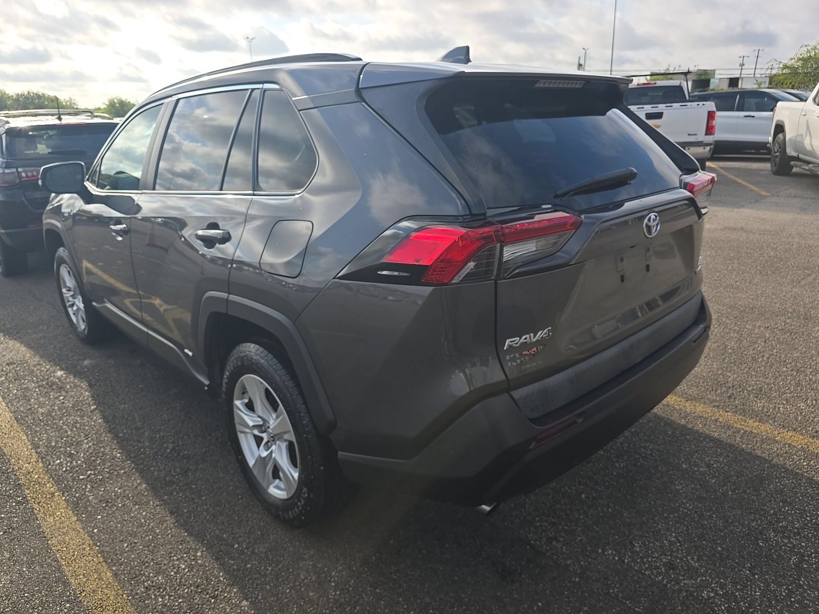 Used 2019 Toyota RAV4 LE AWD/4WD image 2