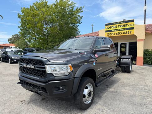 Used 2022 RAM 4500 Tradesman w/ Chrome Appearance Group RWD image 2