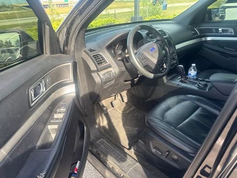 Used 2017 Ford Explorer XLT w/ Equipment Group 202A AWD/4WD image 5