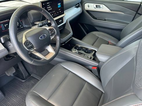 Used 2025 Ford Explorer Active w/ Active Comfort Package RWD image 9