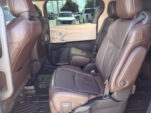 Used 2024 Toyota Sienna Platinum FWD image 19