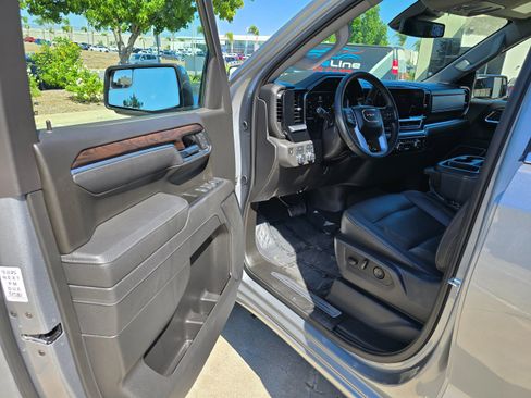 Used 2025 GMC Sierra 1500 SLT image 18