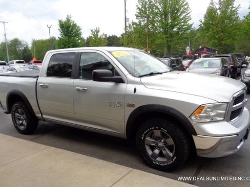 Used 2017 RAM 1500 Classic SLT AWD/4WD image 2