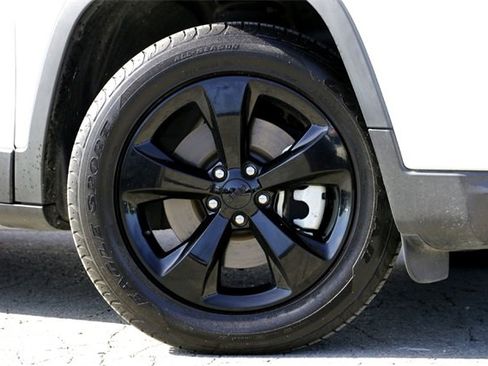 Used 2021 Jeep Cherokee Latitude Plus image 2