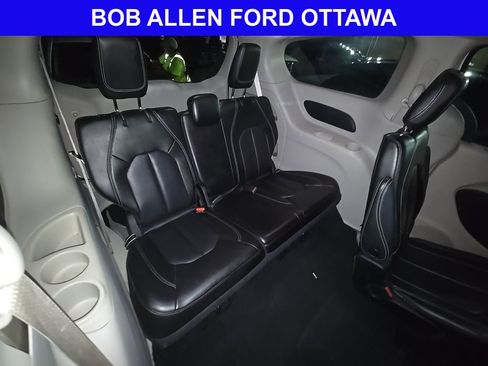 Used 2023 Chrysler Pacifica Touring-L FWD image 12