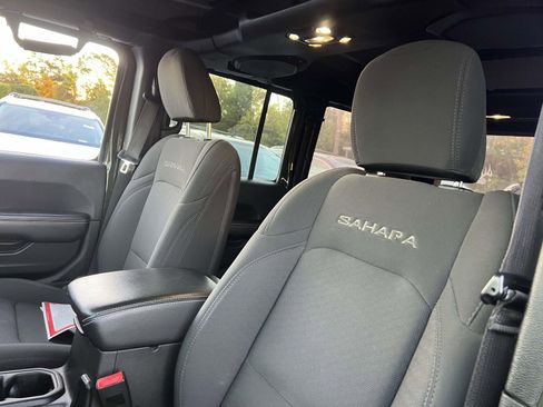 Used 2021 Jeep Wrangler Unlimited Sahara w/ Safety Group image 11