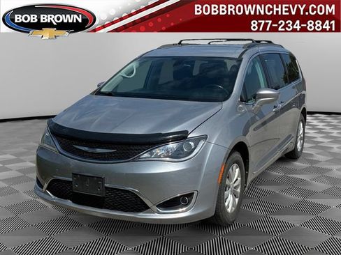 Used 2017 Chrysler Pacifica Touring-L FWD image 1