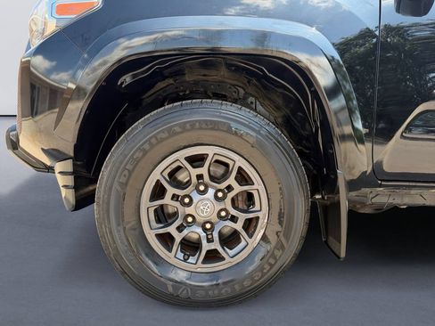 Used 2017 Toyota Tacoma SR5 AWD/4WD image 9